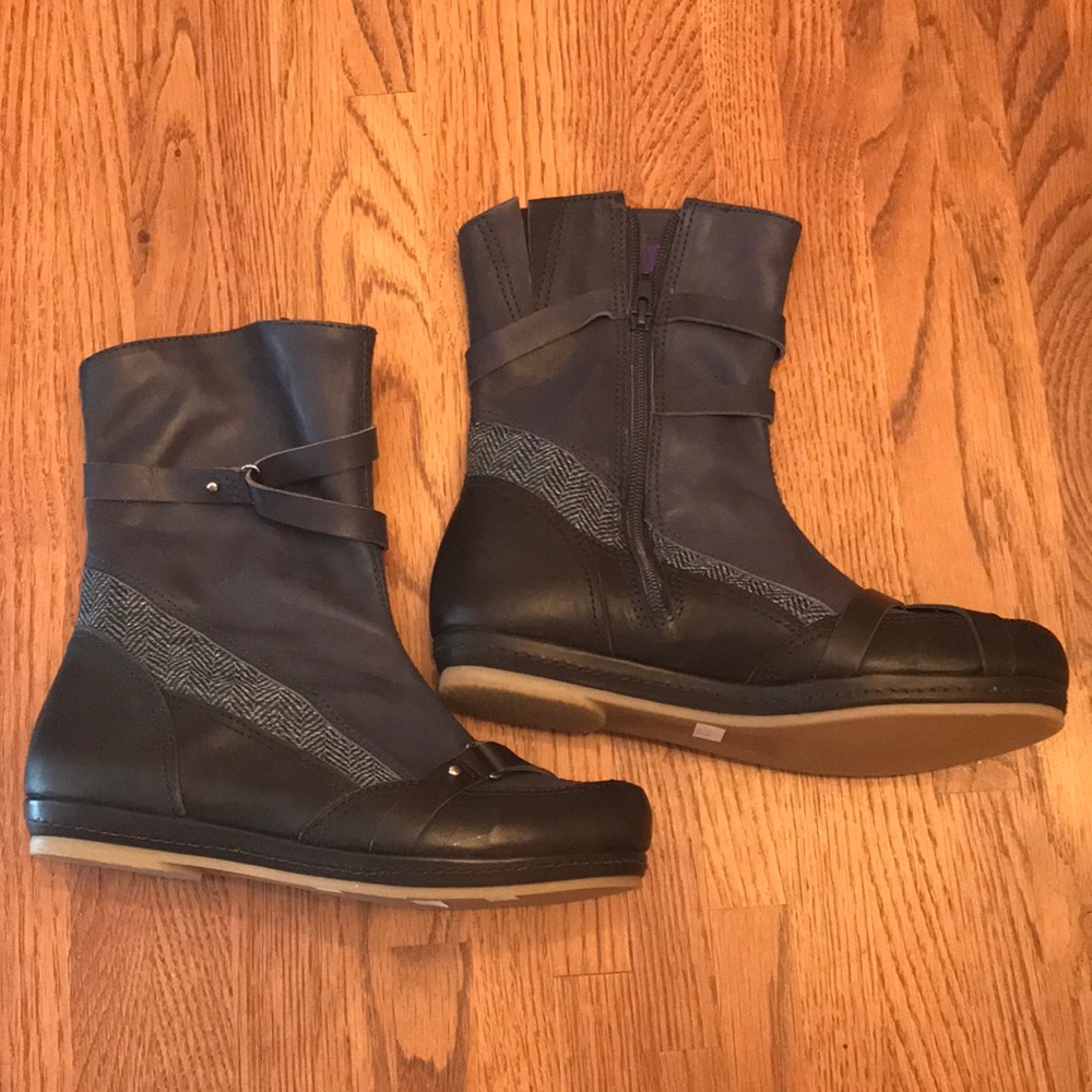 Morenatom navy leather booties